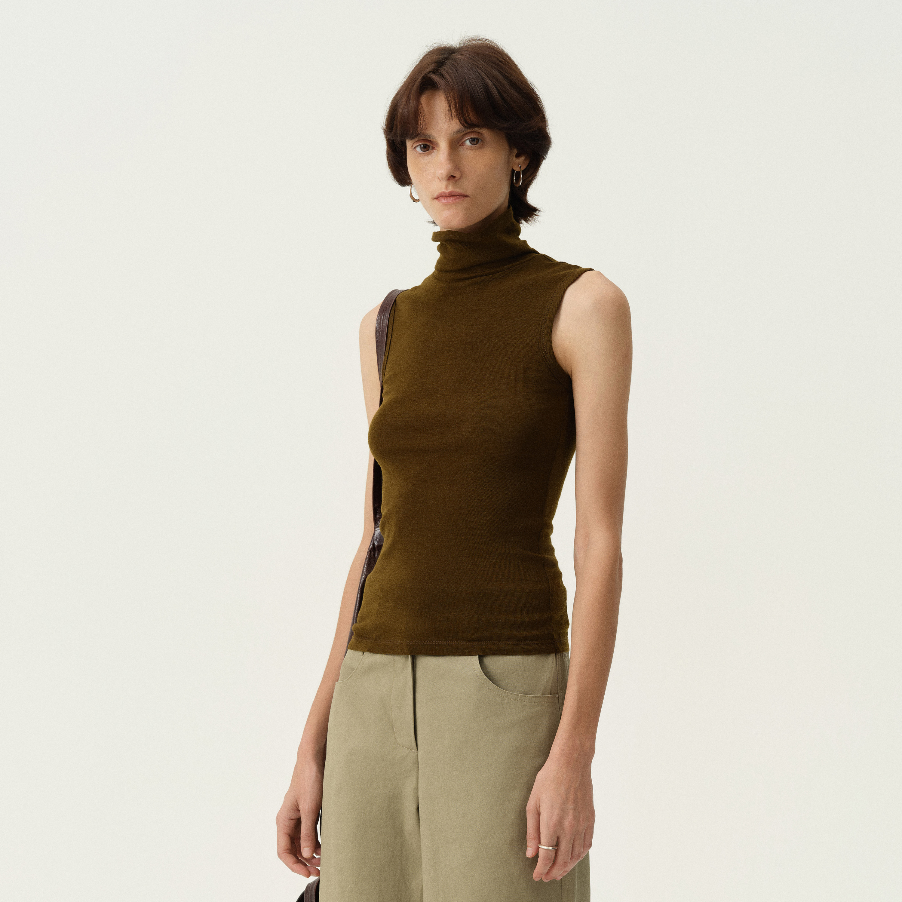 白弓高领修身羊毛背心