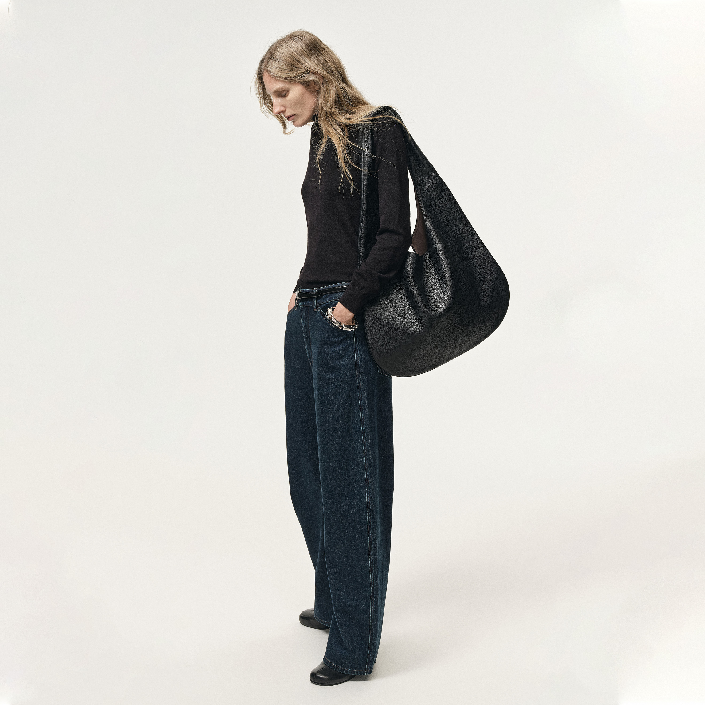 白弓2025年新款显瘦斜裁式弯刀牛仔裤女高腰宽松阔腿长裤57339