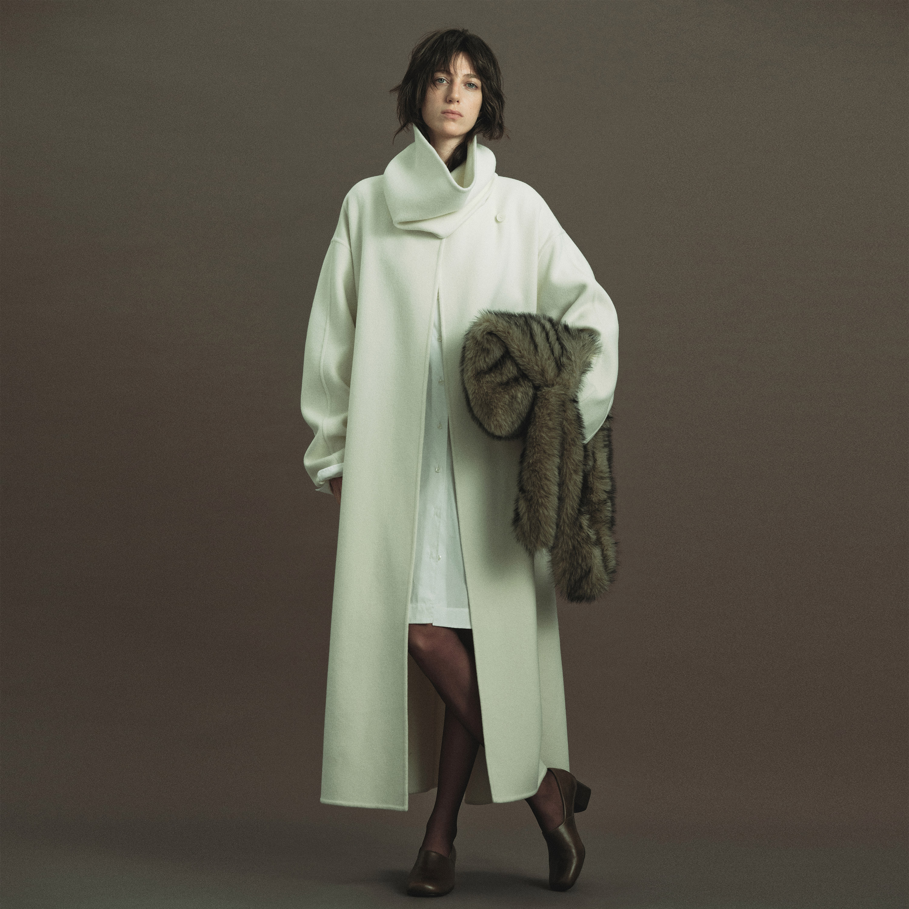 白弓清冷艺术家设计感加厚高领长款绵羊毛毛呢大衣外套女冬57085