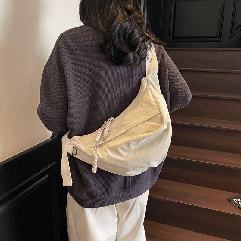 法国MlcanIKans韩版包包女斜跨腋下包饺子包休闲大学生单肩包通勤