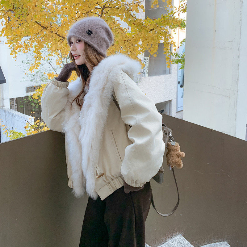 米白色千金感毛绒连帽派克羽绒服外套女冬2025新款保暖洋气白鸭绒