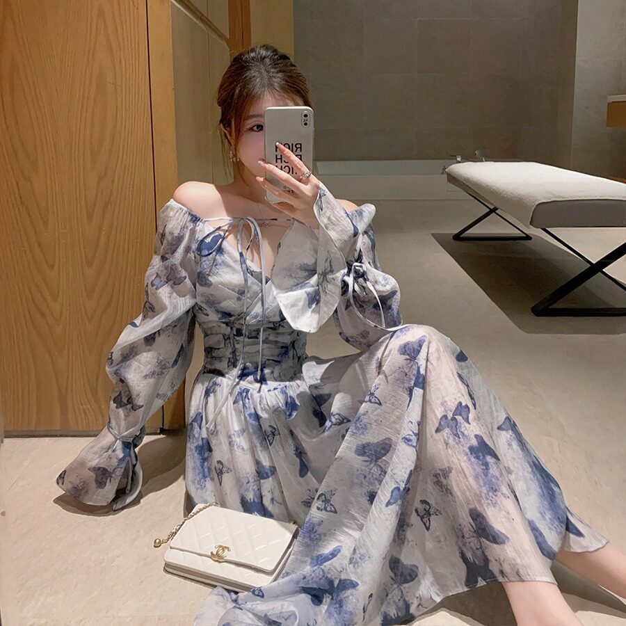 2026春夏季新款气质法式v领天丝蓝色碎花连衣裙收腰荷叶袖长裙ins