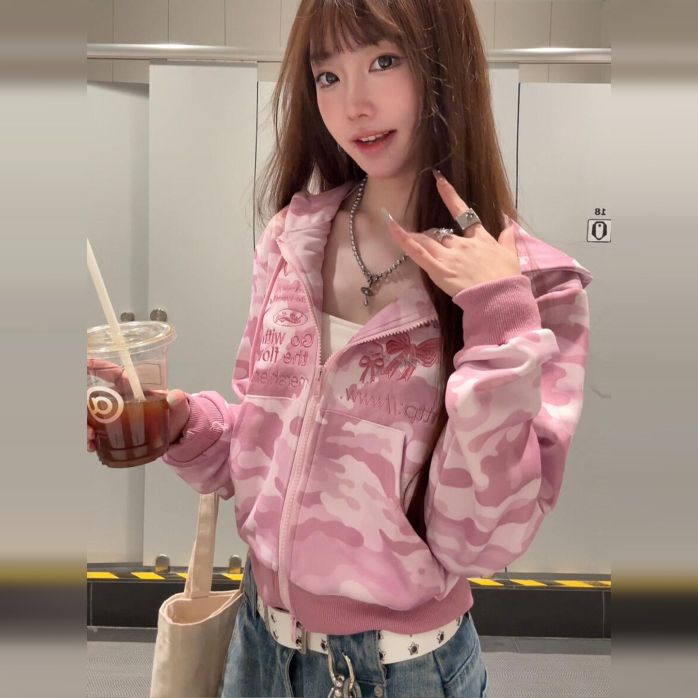 巨好看粉色迷彩连帽卫衣女春秋2026新款美式复古宽松休闲短款外套