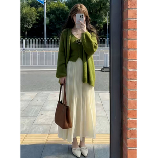 春秋新款法式甜美风长袖连衣裙2026温柔慵懒风绿色温柔套装裙小众