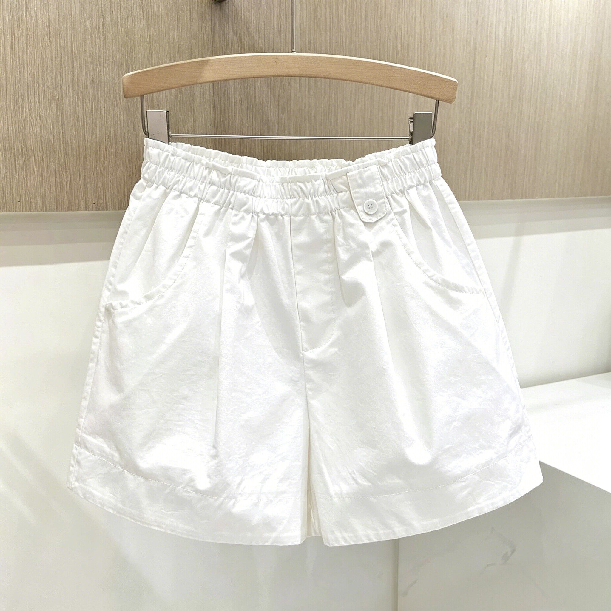 香港白色运动短裤女外穿夏季2026新款宽松阔腿裤a字花苞休闲热裤