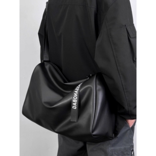 斜挎包男高级感健身包软皮时尚单肩包简约潮流男包防水通勤小挎包