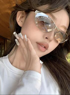 小红书达人街拍Y2K辣妹墨镜