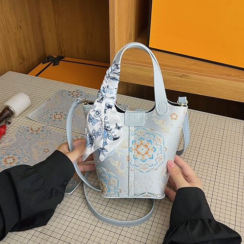 新中式定胜纹手提包50