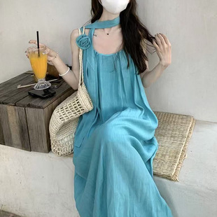 湖蓝色挂脖吊带连衣裙女夏季多巴胺亮色穿搭海边度假沙滩宽松长裙