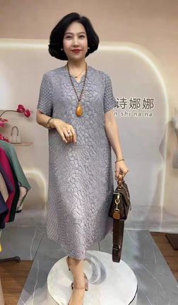 网红重工压花纯色连衣裙褶皱夏季弹力妈妈装宽松显瘦过膝长裙