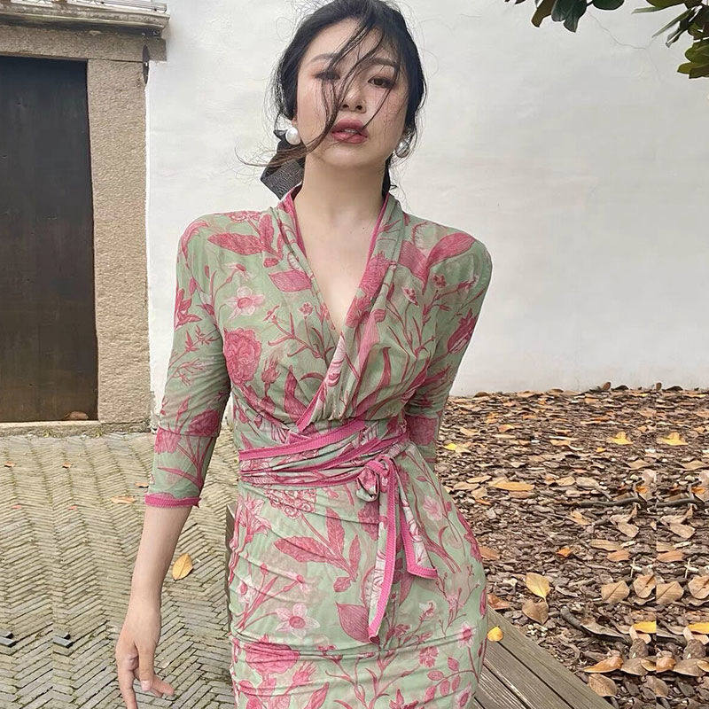 曼陀罗花网纱裹身裙欲望显白女