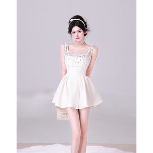 法式设计感镶钻白色连衣裙2024新款甜辣氛围高腰紧身露肩短款裙子