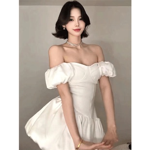 法式一字肩白色抹胸连衣裙女夏季纯欲风生日礼服修身收腰蓬蓬短裙