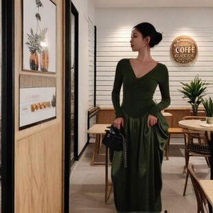 设计感拼接长袖秋季新款长裙绿色收腰文艺复古连衣裙女