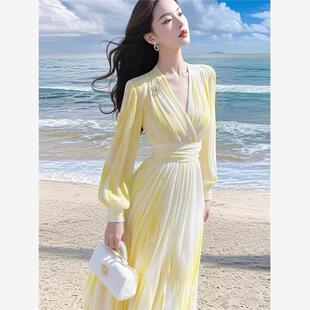 2025春装新款法式高级感气质绝美海边度假收腰黄色印染雪纺连衣裙