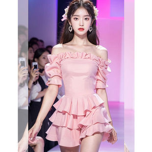一字肩粉色连衣裙女夏季短款小众设计荷叶边别致绝美修身气质裙子