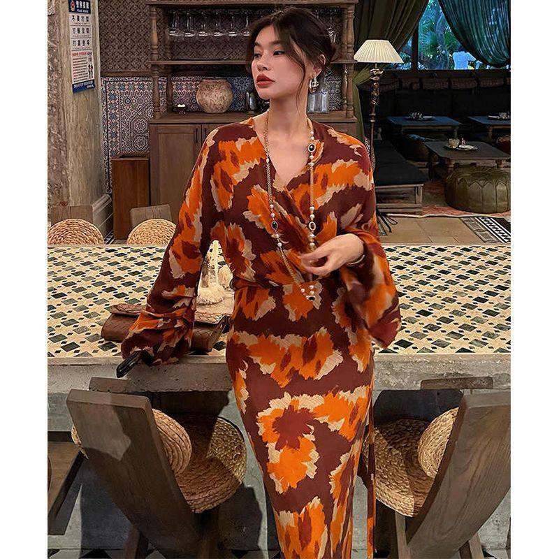 复古度假高级感气质海边V领长袖连衣裙女2025春季新款裙子长裙