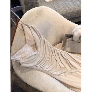 米色v领蕾丝吊带裙女2025新款内搭含胸垫包臀裙