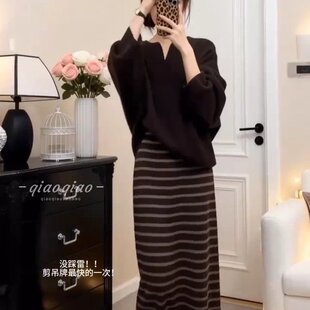 复古V领针织衫上衣女宽松慵懒毛衣条纹半身裙超火冬装两件套
