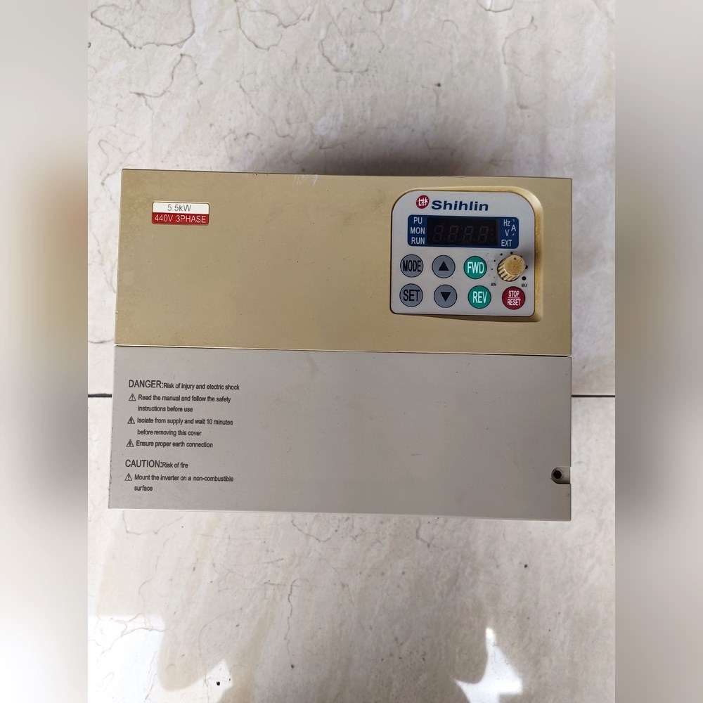 士林SS-043-5.5K-D变频器现货实拍功能包好外壳有裂 议价