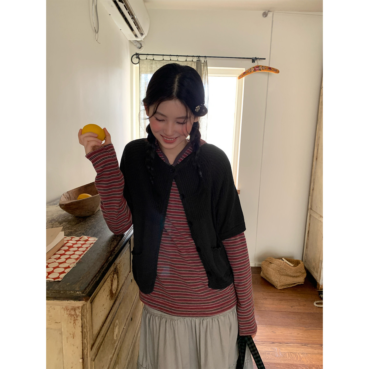 尺尺间Lsland韩系黑色单排扣短袖针织开衫女秋季新款叠穿毛衣外套图片