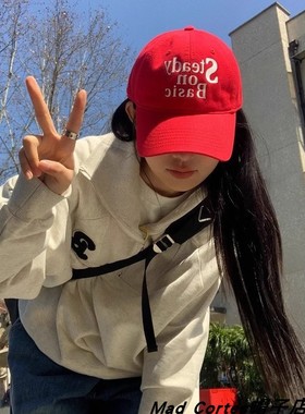 Mad Cortes韩版红色字母软顶鸭舌帽子女本命年显脸小百搭棒球帽男