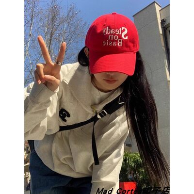 Mad Cortes韩版红色字母软顶鸭舌帽子女本命年显脸小百搭棒球帽男
