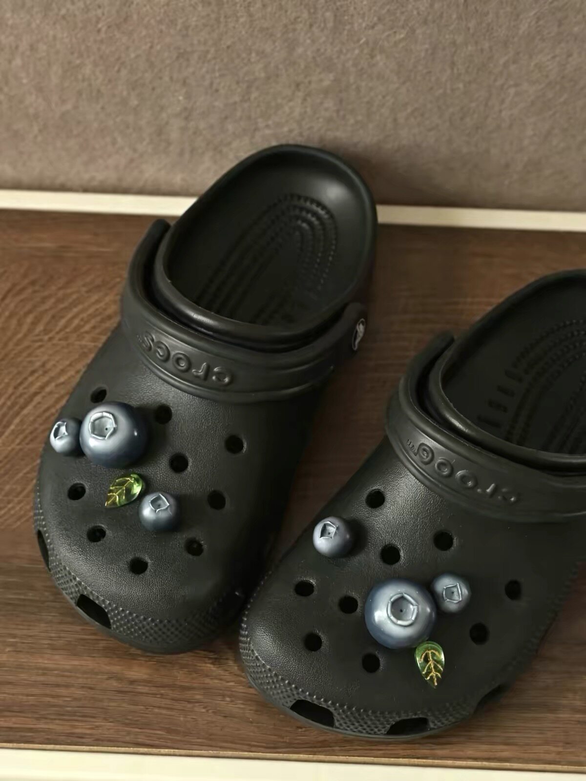 蓝莓物语| 黑色洞洞鞋鞋花拖鞋装饰配件适配crocs卡骆驰水果配件