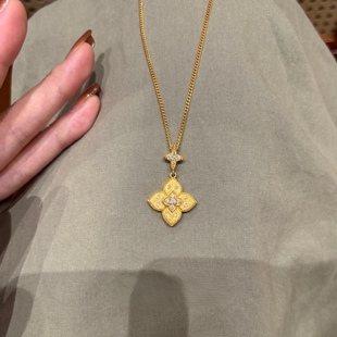 爆闪金色拉丝四叶草吊坠项链女轻奢小众2026新款配饰显贵气锁骨链