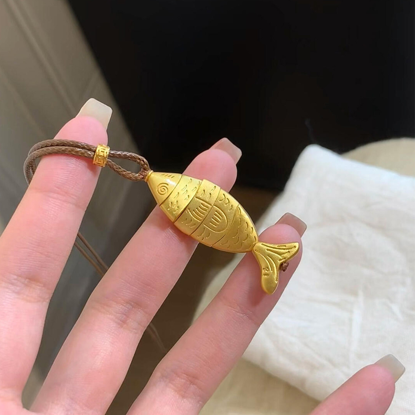 新中式金色拼接小鱼吊坠项链女款2025新款复古简约百搭秋冬毛衣链