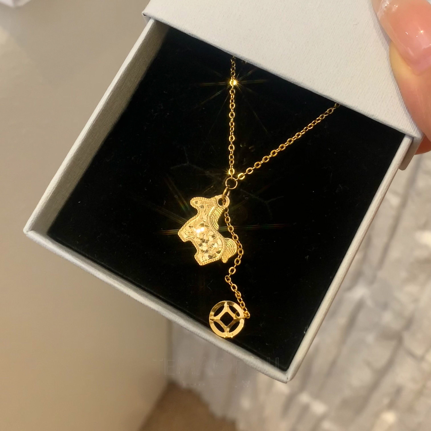 马上有钱~金色爆闪碎冰冰小马铜钱项链女款2025新款本命年锁骨链,饰品/流行首饰/时尚饰品新,项链,淘宝优惠券,粉丝福利购,淘宝优惠卷