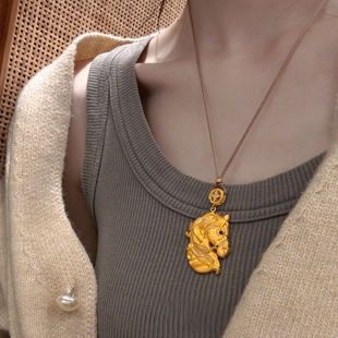 复古重工金色马头吊坠项链女轻奢小众精致配饰2026新款显贵锁骨链