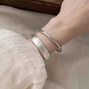 哑光感叠戴素圈手镯女轻奢小众精致高级感手饰银色手链女2025新款