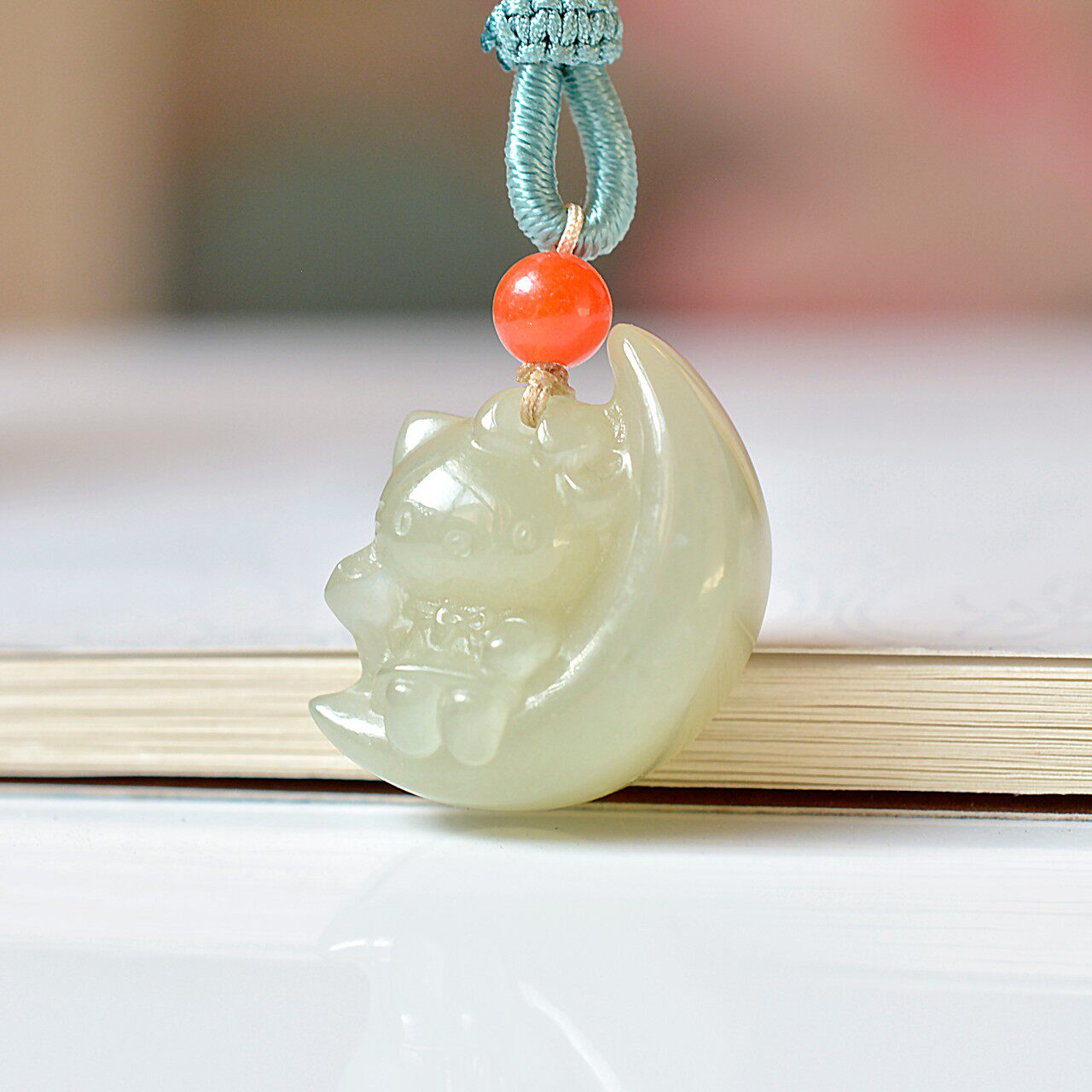 天然和田玉月亮猫吊坠女生项链仙气时尚青海料玉石饰品配饰挂件