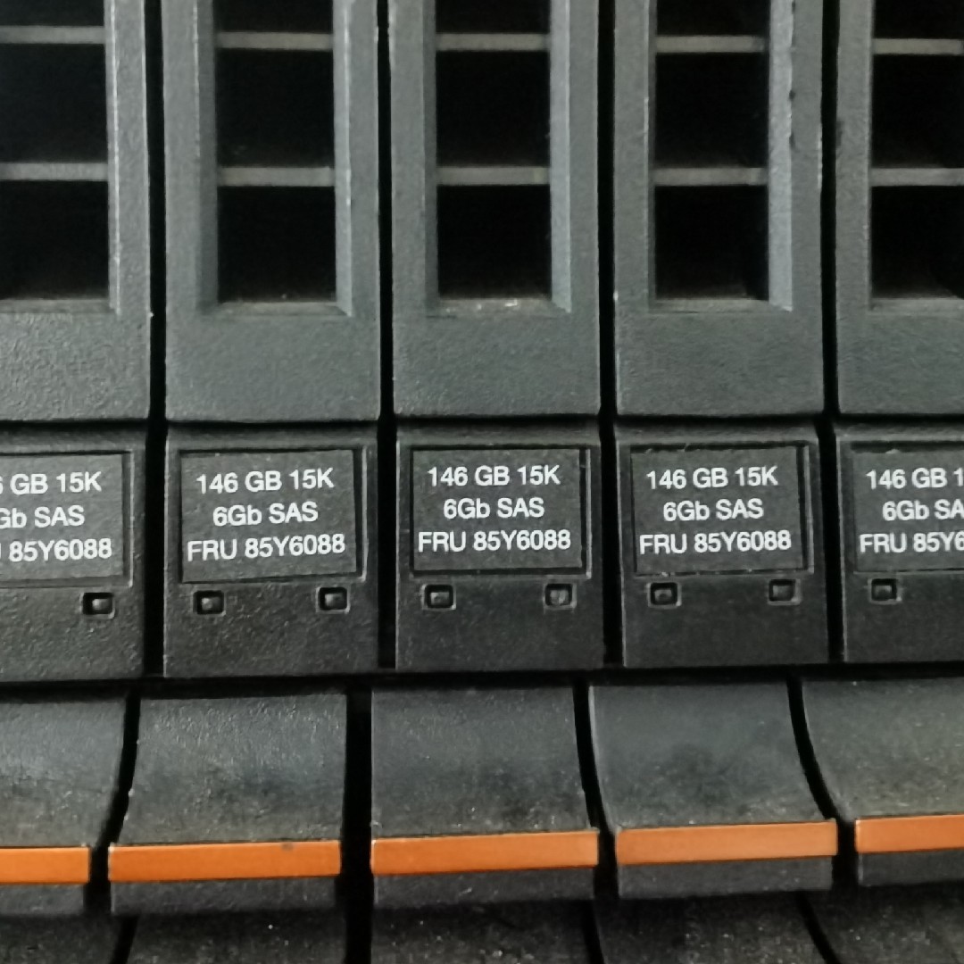 IBM V7000Gen1 3251 85Y6088 146G 15K SAS 2.5 ST9146852SS 硬盘