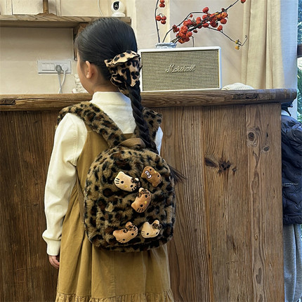 秋冬毛绒儿童双肩包宝宝可爱幼儿园书包小女孩洋气豹纹出游小背包