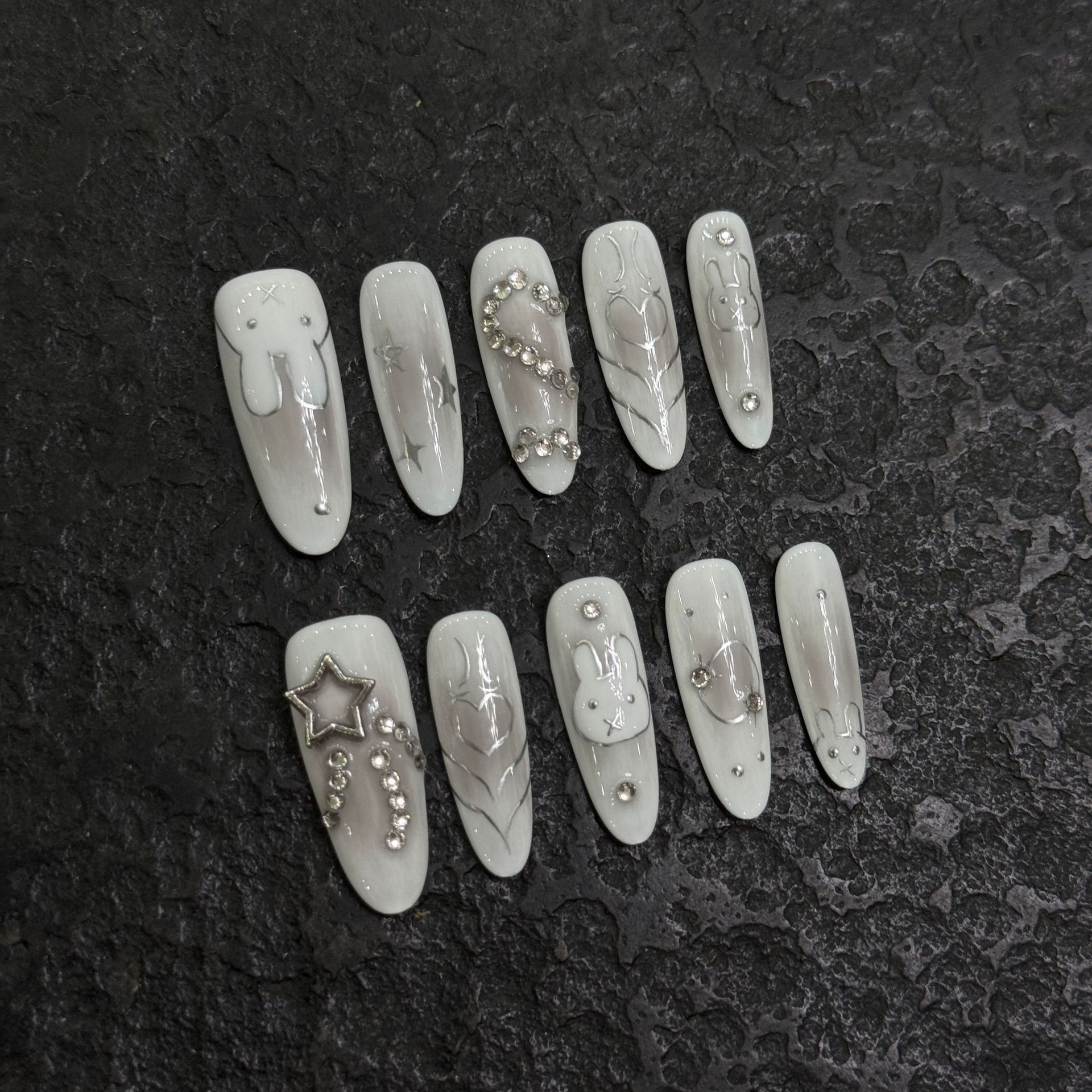 纯手工穿戴甲辣妹手绘兔子堆钻手作感显白暗黑复古美甲假指甲