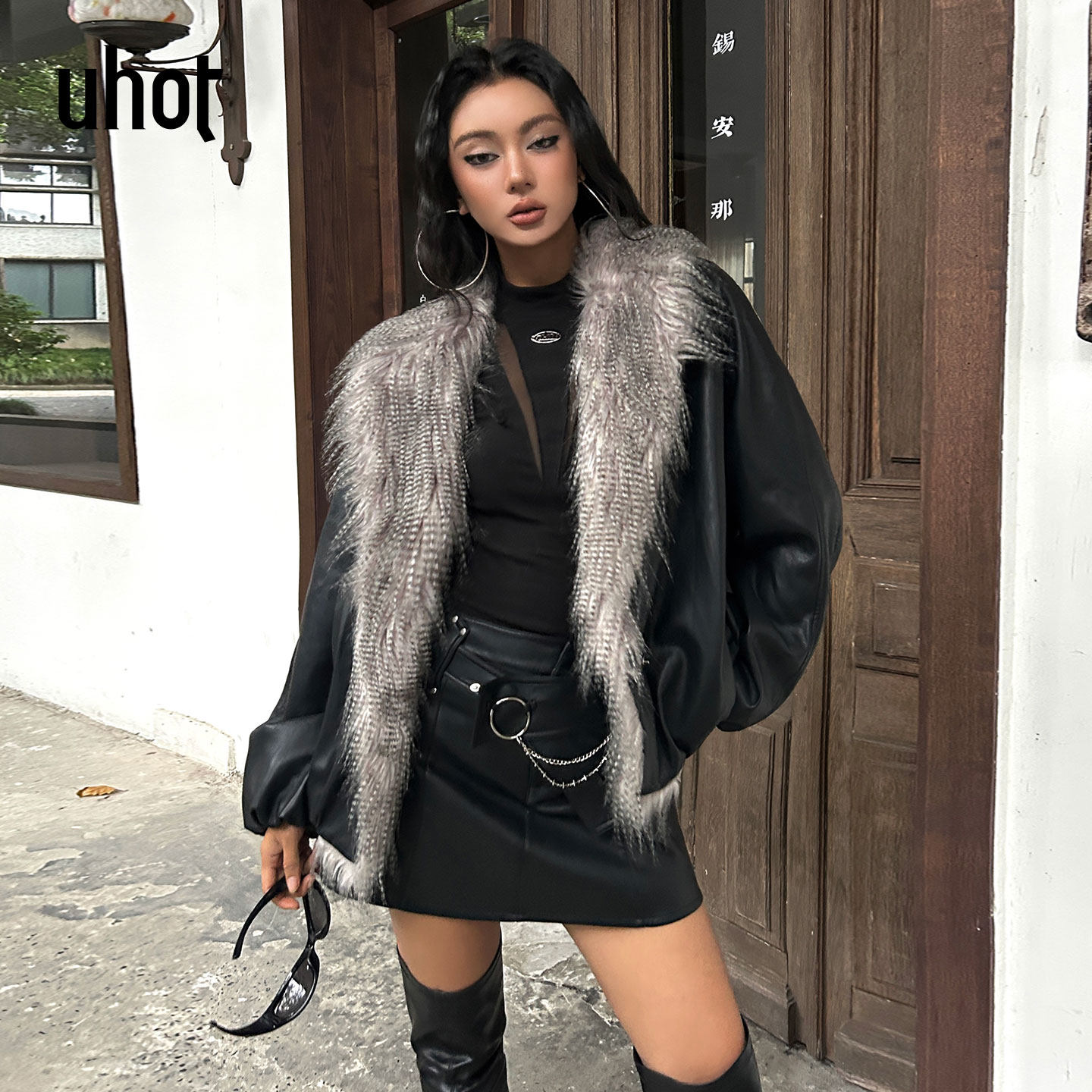 黑色大毛领皮衣交叠式前襟设计