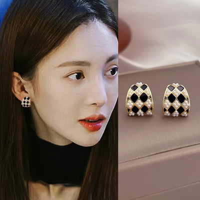 伊灿复古棋盘珍珠耳钉女