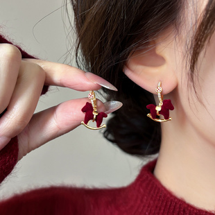 酒红色丝绒高级感小马耳钉女2026年新款爆款纯银针耳环本命年耳饰