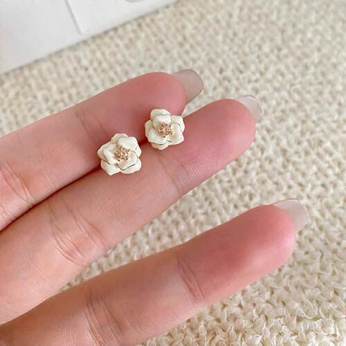 伊灿轻奢高级感珍珠花朵耳钉女