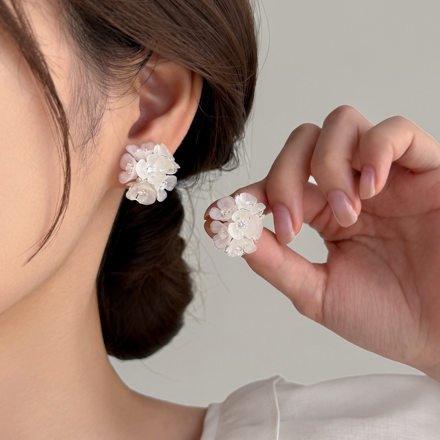 伊灿S925纯银针白色花朵耳钉女