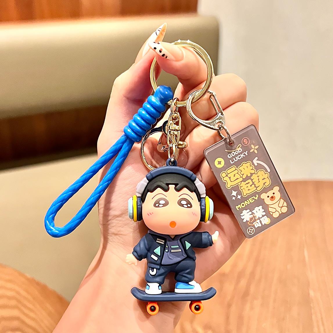 新款潮酷卫衣滑板蜡笔小新钥匙扣可爱卡通学生书包包车钥匙链挂饰