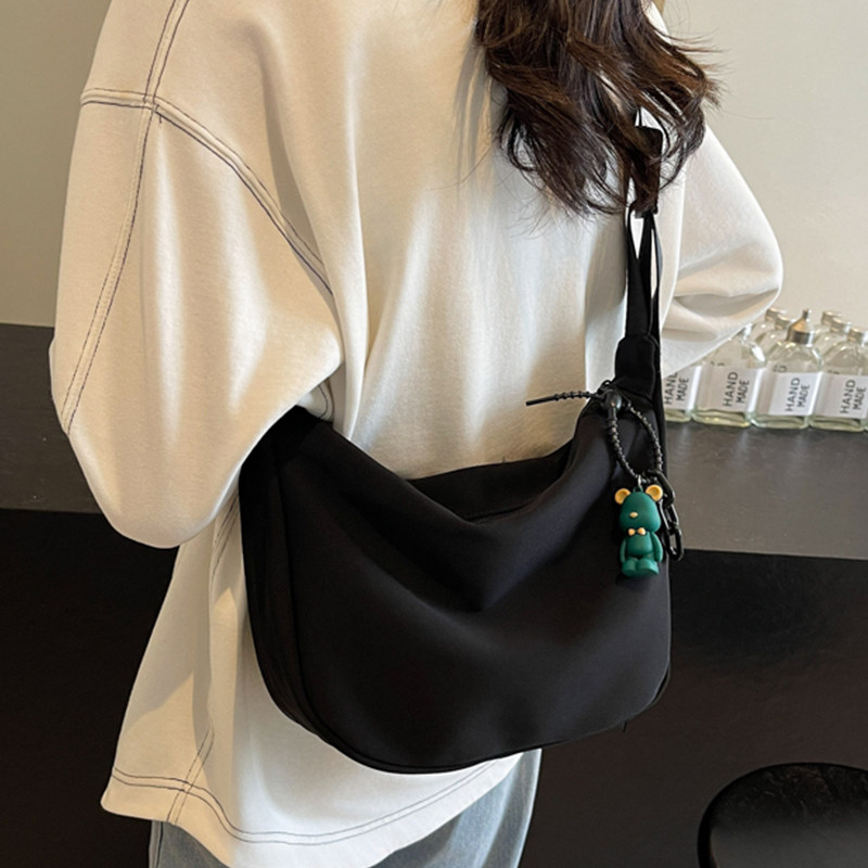 ins男女中性斜挎饺子包2026新款潮休闲简约百搭帆布包学生单肩包