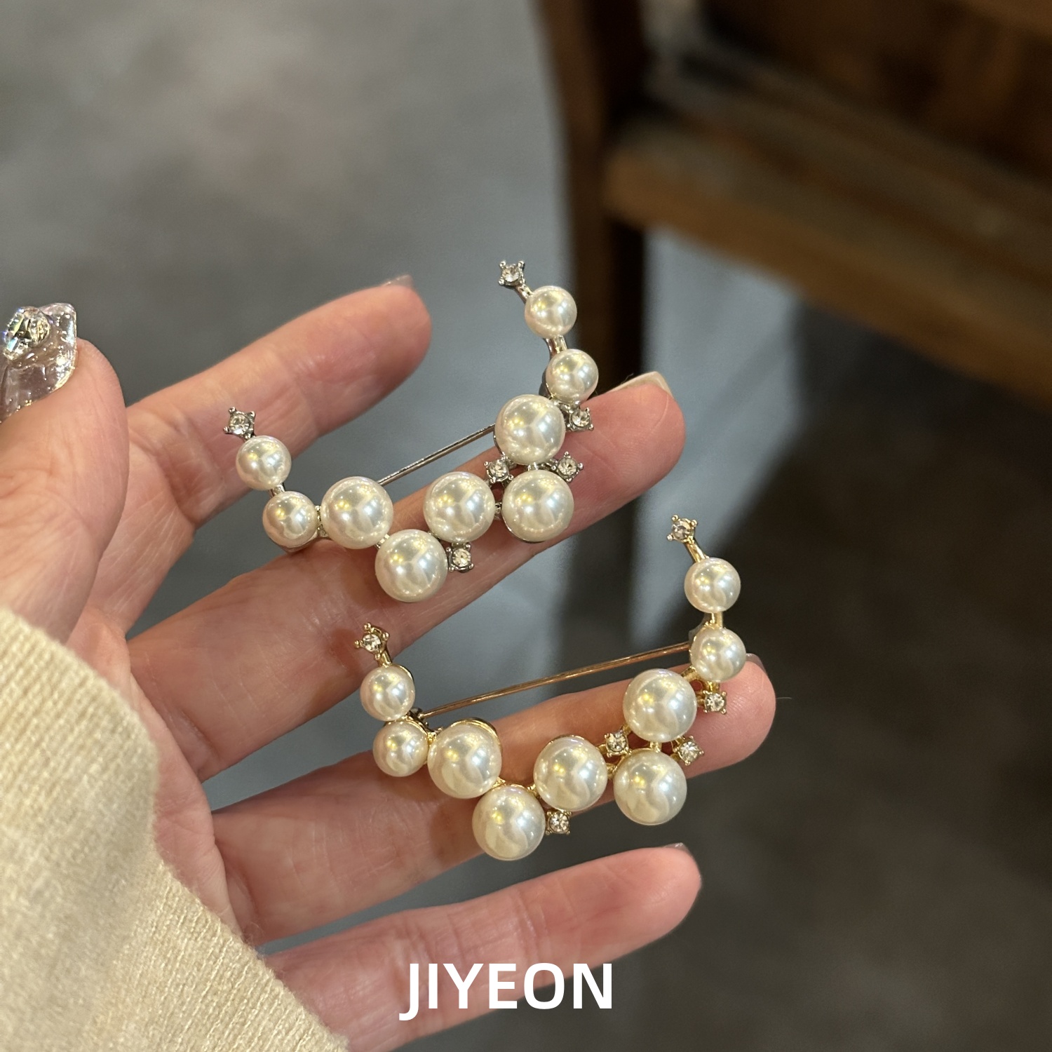 月牙珍珠镶钻胸针轻奢设计感领针