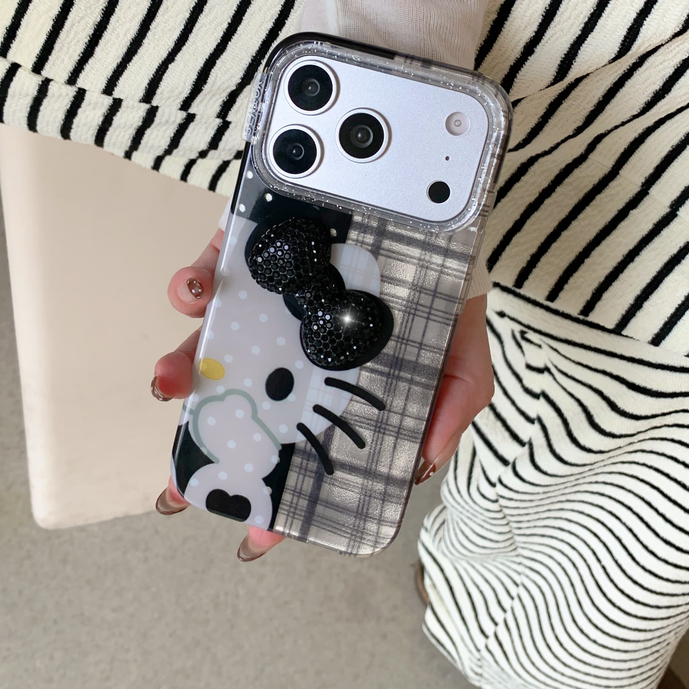 卡通格纹暗黑凯蒂猫苹果17硅胶壳