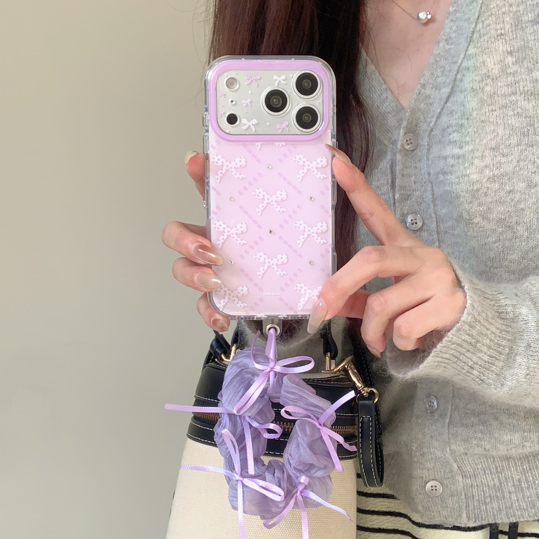 早春紫色钻石菱格纹碎钻蝴蝶结适用苹果17promax手机壳15全包按键大视窗16潮流个性挂绳硅胶软壳17防摔保护壳