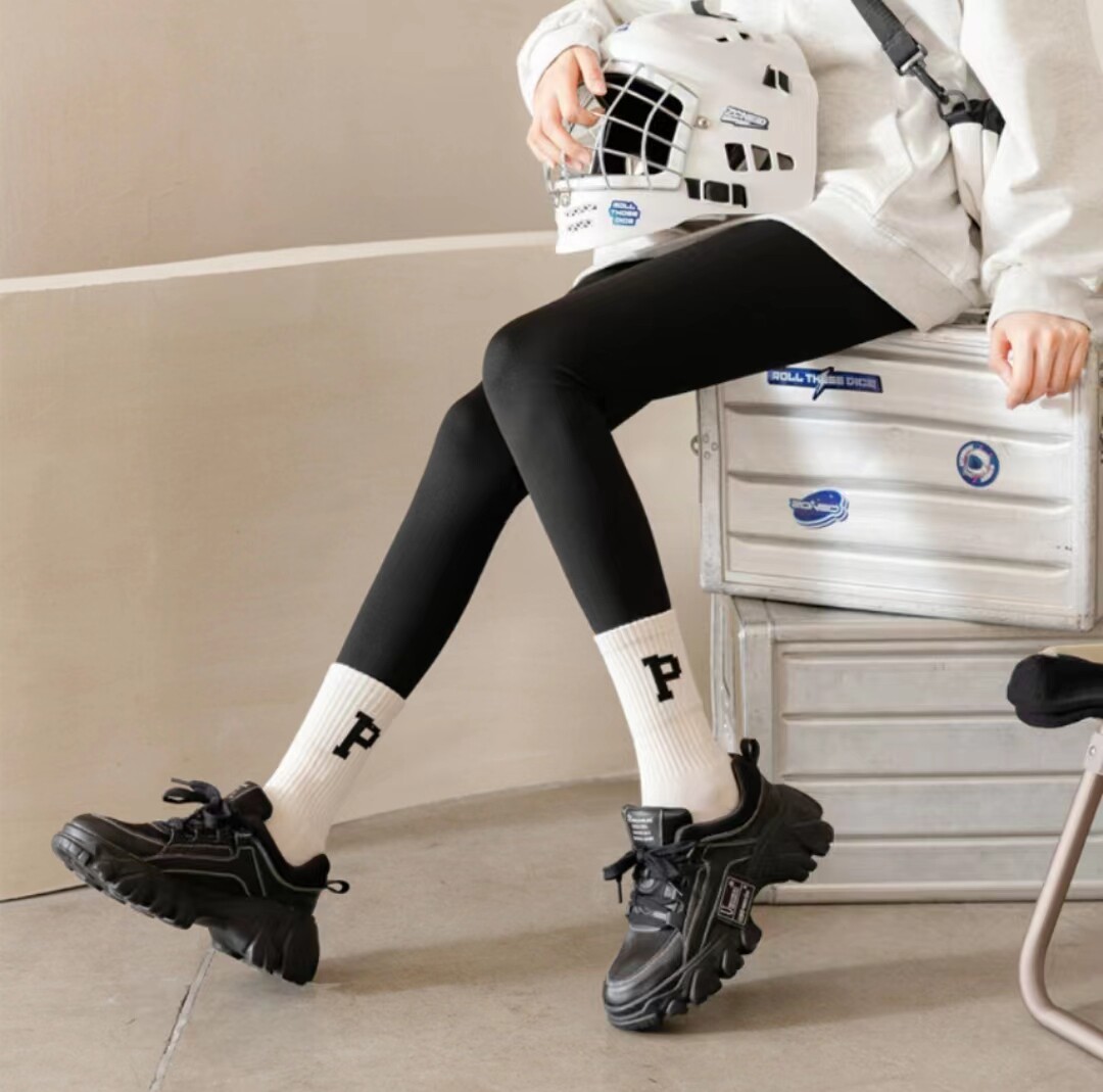 搭配鲨鱼裤外穿的袜子女中长筒秋冬纯棉运动长筒袜p字母网红潮ins