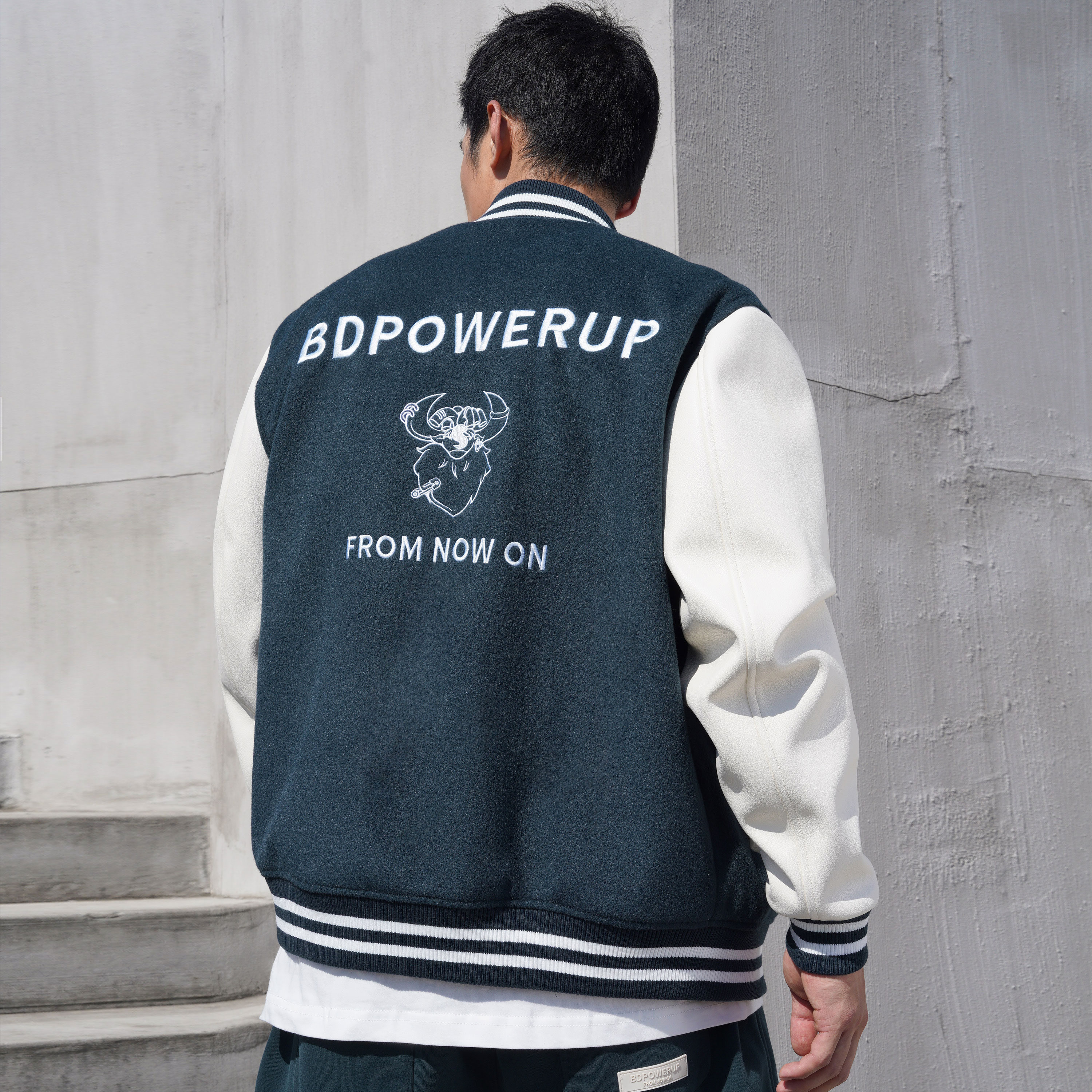 时尚绣花棒球服外套男