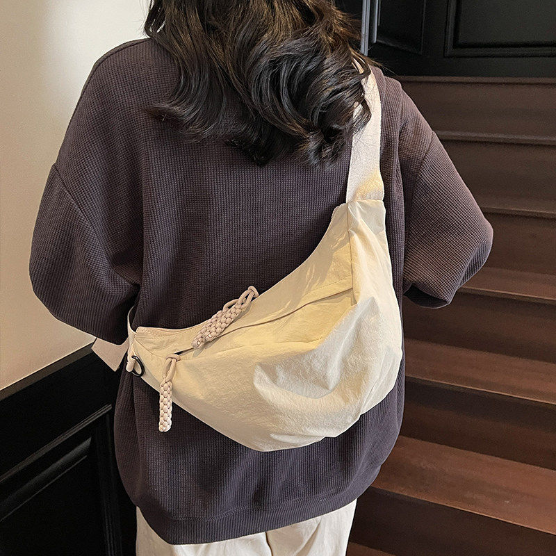2026新款斜挎包女百搭轻便大容量饺子包上班通勤挎包休闲运动胸包